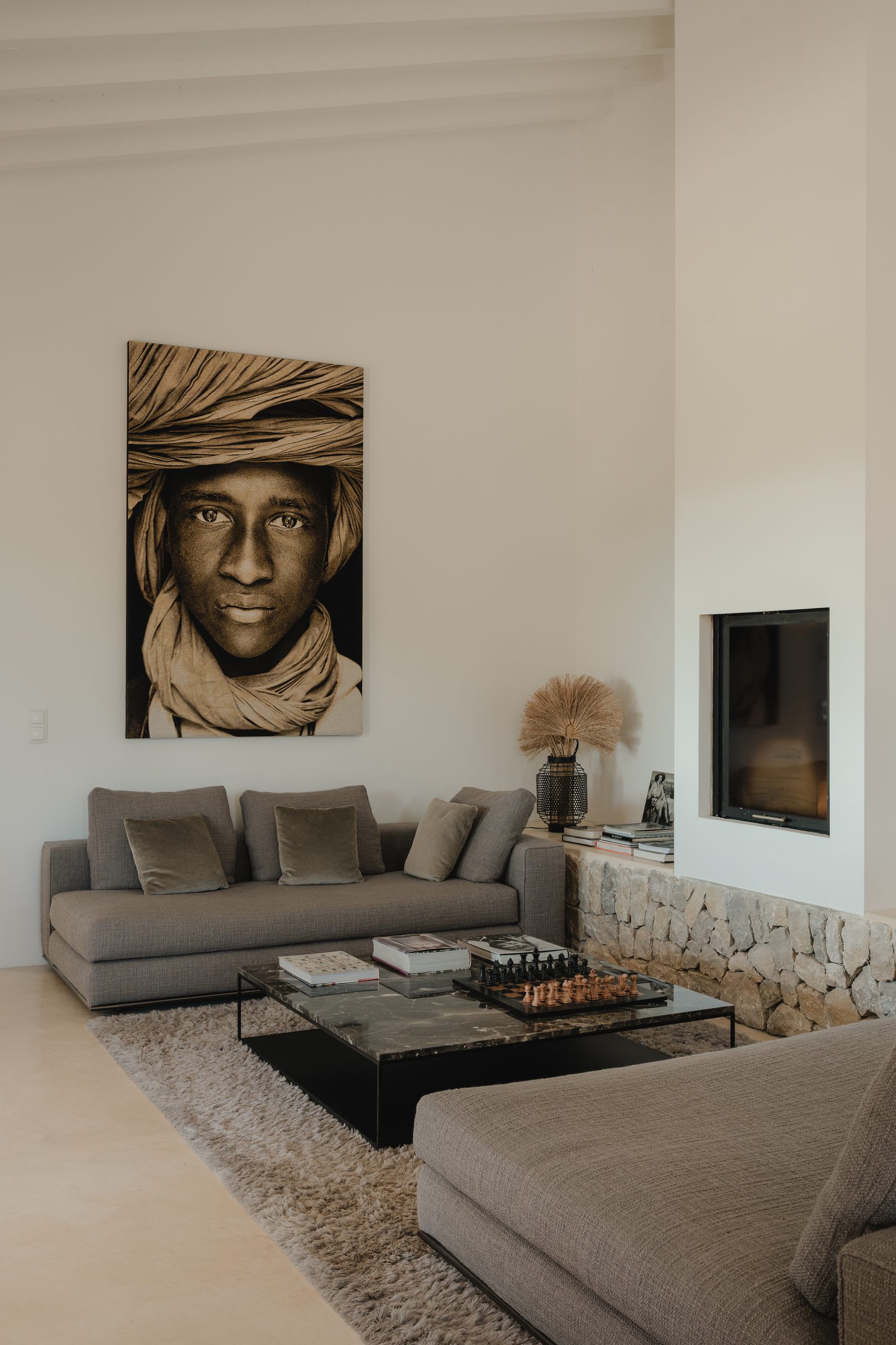 Wohnzimmer mit Kamin und großzügiger Lounge