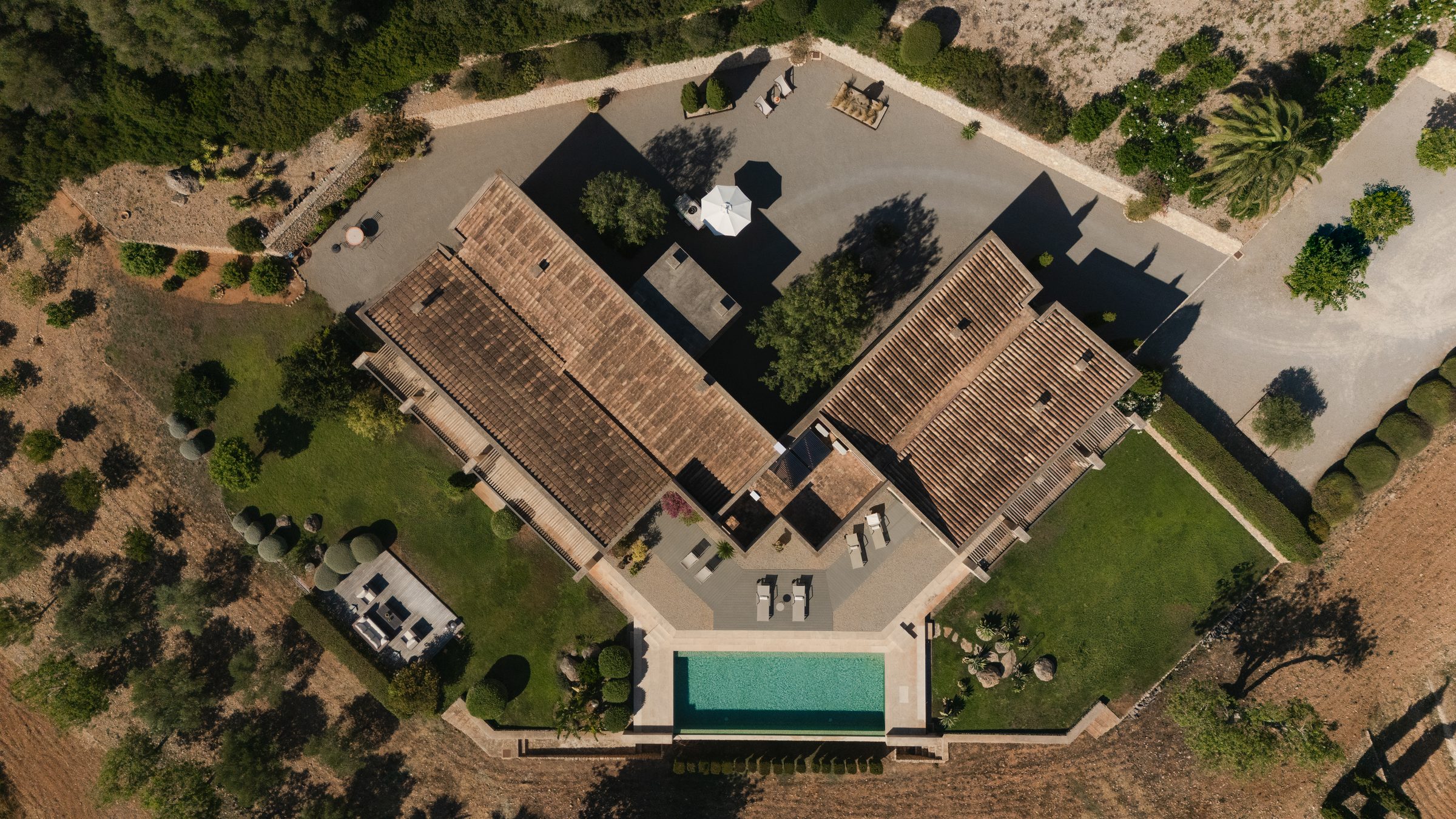 Das Anwesen aus der Vogelperspektive – Haus, Pool und Gärten