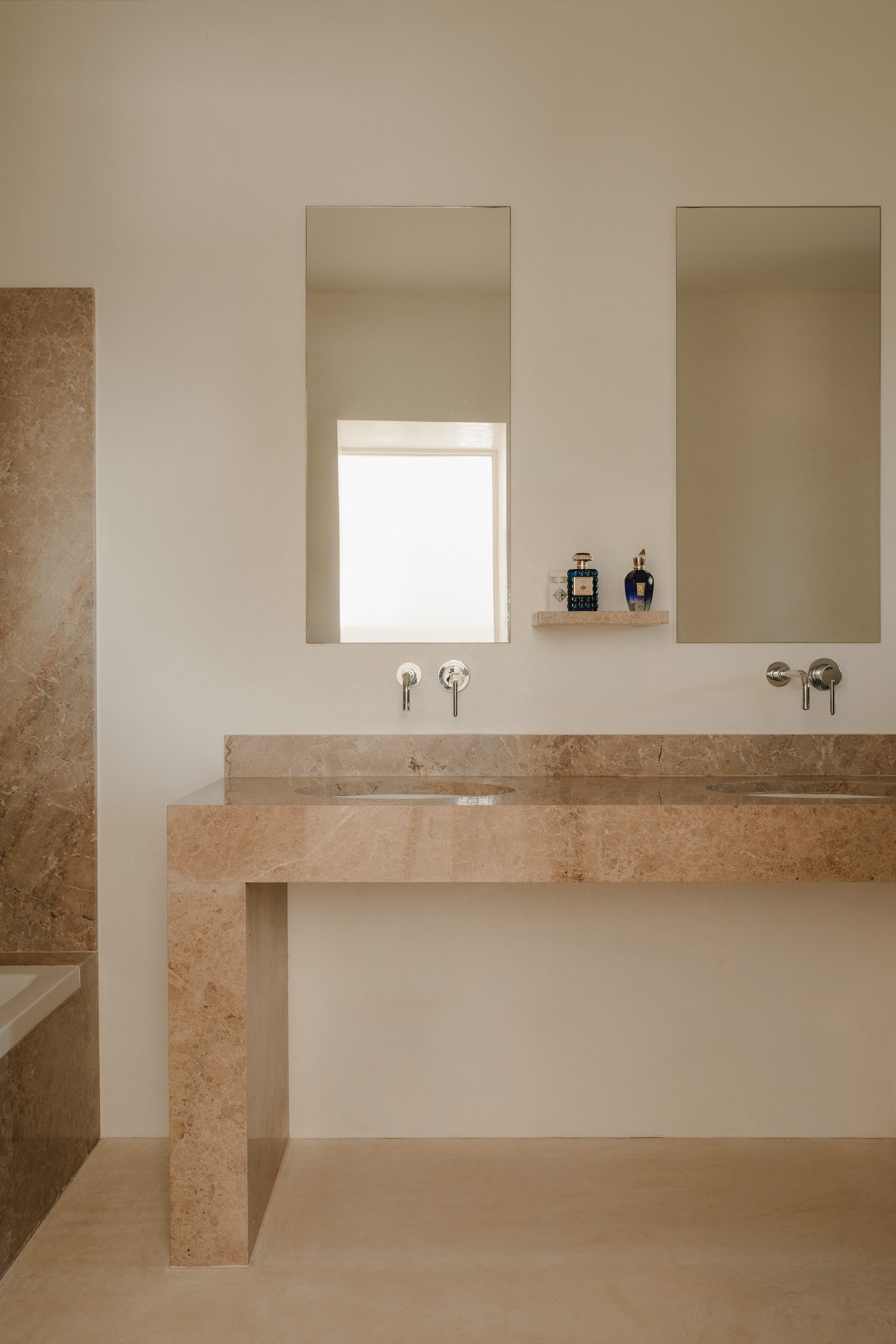 Badezimmer mit Waschtisch aus Naturstein
